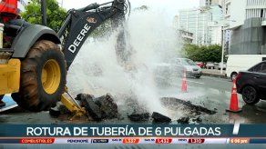 Rotura de tubería en Vía España provoca levantamiento de calle; continúan las reparaciones