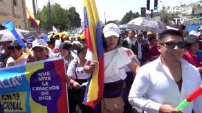 Indígenas evangélicos marchan contra el matrimonio igualitario en Ecuador