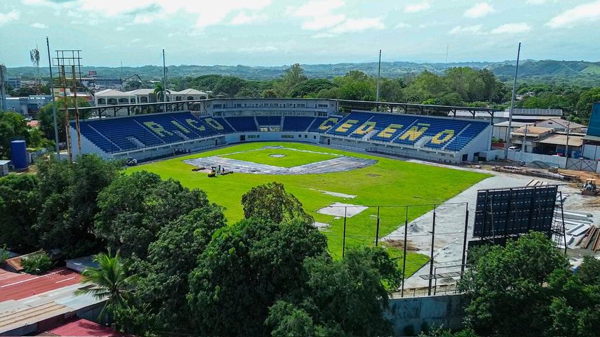 Pandeportes avanza con la instalación de grama en el estadio Juan Miguel Rico Cedeño