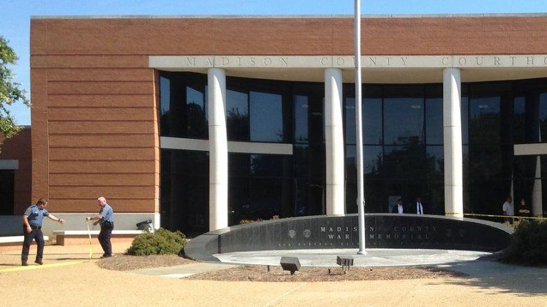 Matan a disparos a acusado frente a tribunal en Mississippi