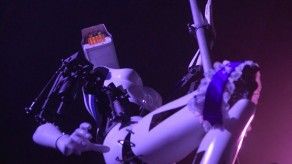 Robo-bailarinas de pole dance animan el CES en Las Vegas