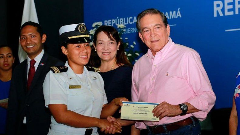 250 universitarios recibieron beca para estudiar inglés en el extranjero