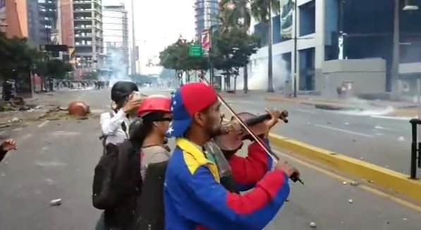 Violinista de protestas contra Maduro desató solidaridad tras denunciar agresión