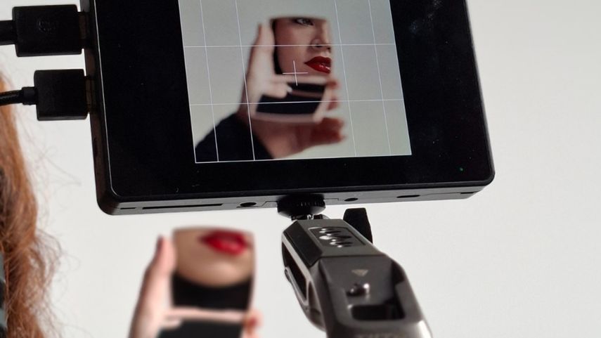 Con un sonido pop indie nostálgico, la artista nos trae Qué Momento. Con un sonido pop indie nostálgico, la artista nos trae Qué Momento.