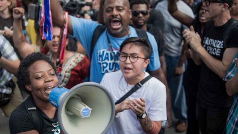 Nuevas marchas en Charlotte tras difundirse vídeos policiales de  muerte de un hombre