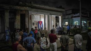 Frente a la casa en la cual se reunieron los vecinos se colocó una bandera cubana y poco a poco fueron llegando dos centenares de residentes.