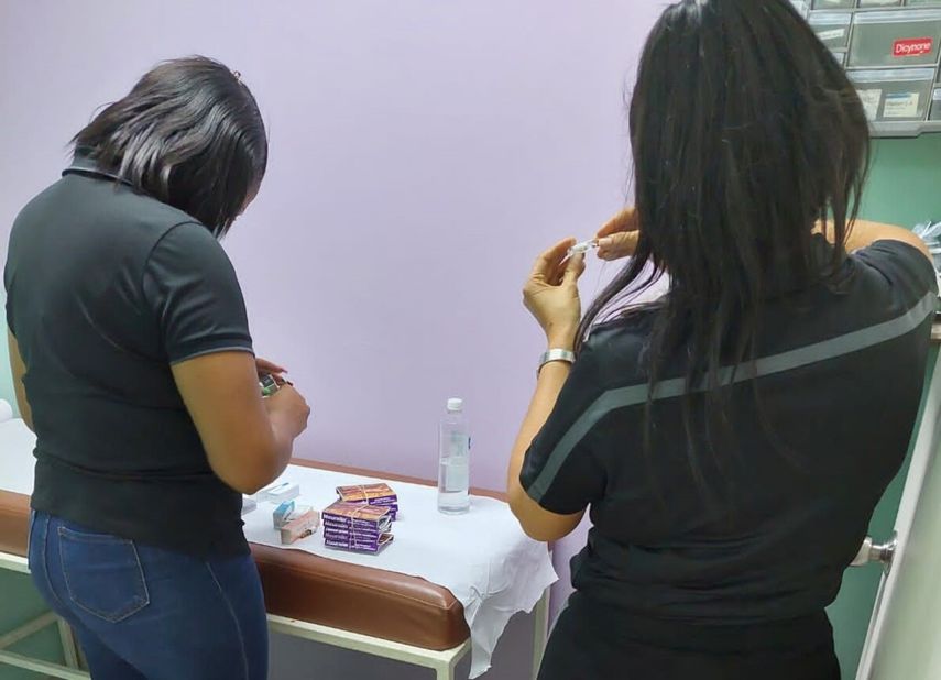 Funcionarias de la Acodeco se acercaron a este centro médico para hacer la debida inspección.