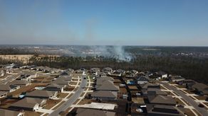 El incendio Adkins Avenue lleva ardiendo desde el viernes.