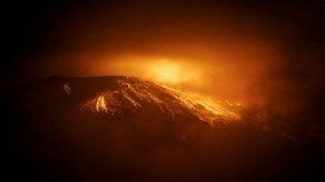 Volcán continúa en proceso eruptivo en Ecuador en medio de alerta