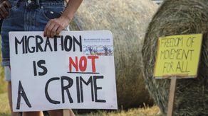 Algunos migrantes dijeron que fueron regresados en ropa interior o desnudos.