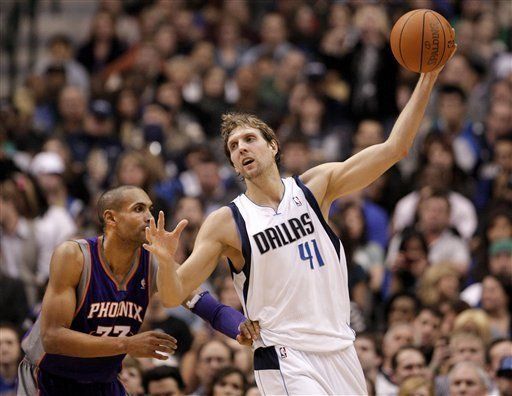 Nowitzki encabeza a Dallas en su juego 1.000; caen Knicks