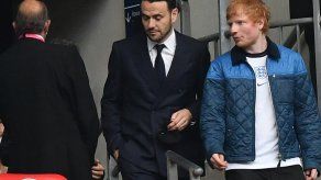 Ed Sheeran recibe una llamada del gobierno en medio de su podcast