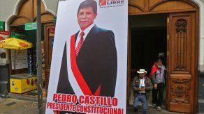 Vista de una pancarta que muestra al candidato presidencial de izquierda peruano por el partido Perú Libre, Pedro Castillo, frente a la sede de su partido en el centro de Lima.