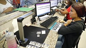Entrega de calcomanías y placas en la Alcaldía de Panamá