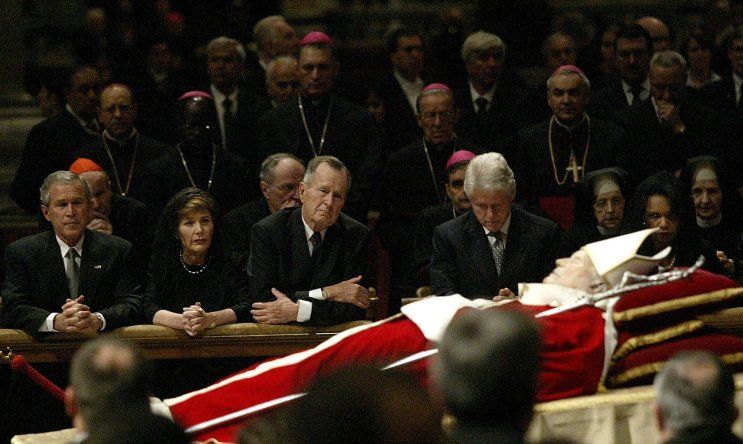Fieles lloran la muerte del papa Juan Pablo II