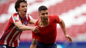 Atlético de Madrid se mantiene líder gracias a Suárez