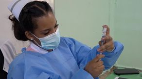 Una enfermera sostiene un vial de la vacuna contra covid-19.