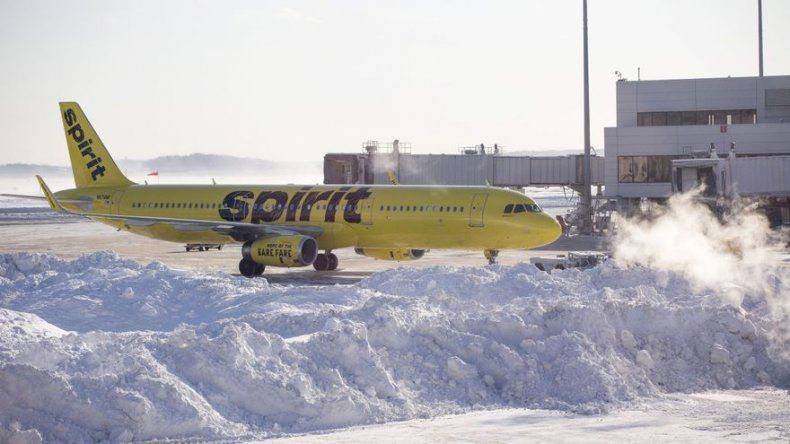 Por mal uso del baño, bajan a pasajero de avión en Florida