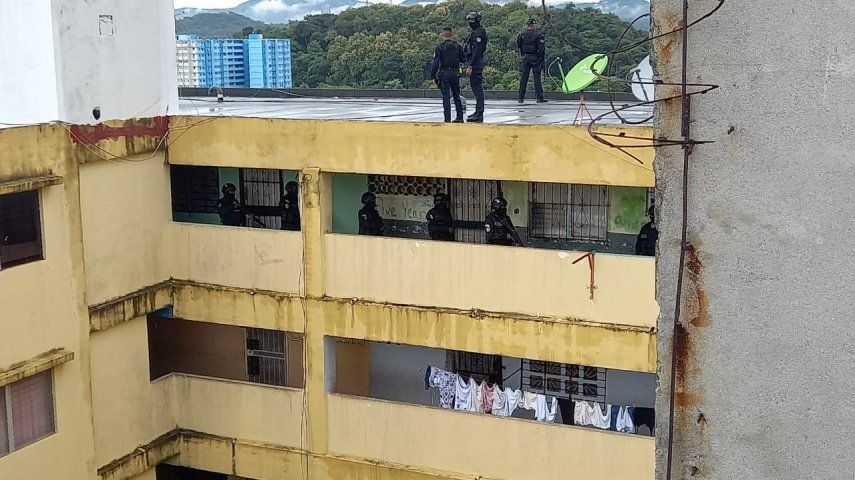 Unidades de la Policía Nacional durante diligencias de allanamiento.