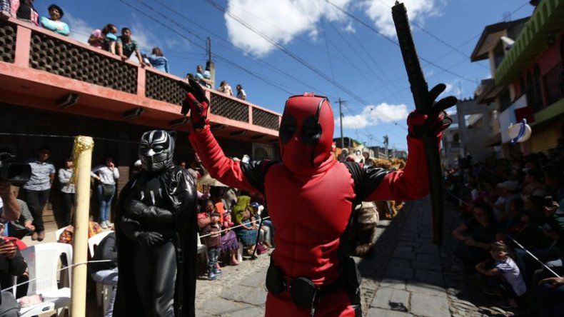 Batman y Superman bailan en pueblo maya de Guatemala para despedir el año