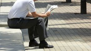 Los tradicionales diarios que se imprimen y distribuyen los siete días de la semana también están disminuyendo.
