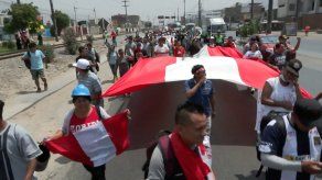 Justicia de Perú mantiene preso a Castillo y persisten violentas protestas