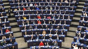 La normativa adoptada este martes por el Parlamento Europeo deberá ser aplicado en forma plena en un plazo de dos años para teléfonos móviles, tabletas, cámaras digitales, auriculares, altavoces portátiles, consolas portátiles de videojuegos y lectores electrónicos, entre otros.