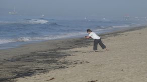 Derrame petrolero ensucia playas de California