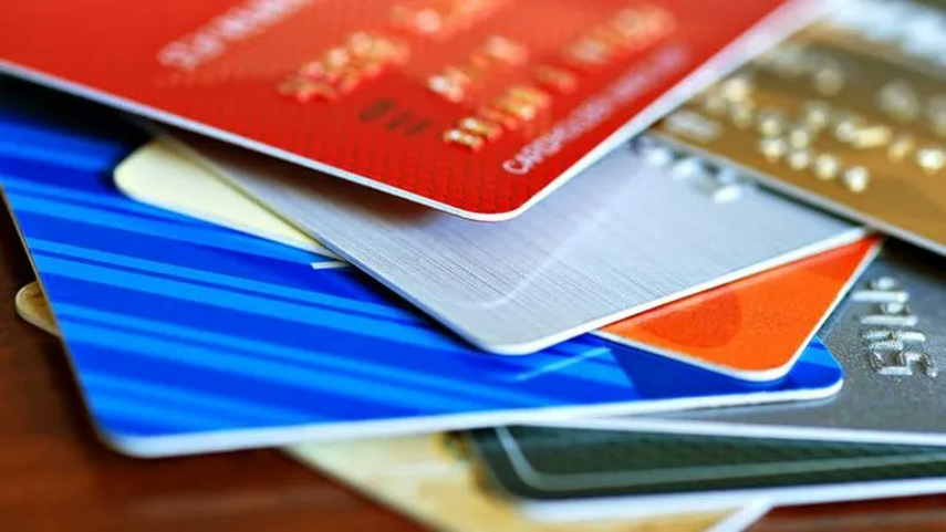 ACODECO advierte que los comercios no pueden cobrar cargos adicionales ni establecer montos mínimos para pagos con tarjeta de crédito.