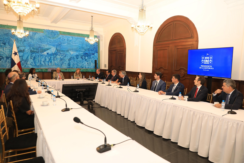 Presidente Mulino sostiene reunión con miembros de la Cámara de Comercio.