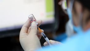 Un trabajador médico preparando una dosis de la vacuna contra el coronavirus de Sinovac.