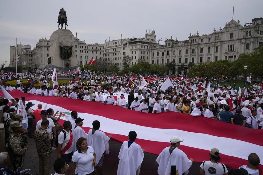 Boluarte había anunciado estas marchas por la paz y expresado su respaldo.
