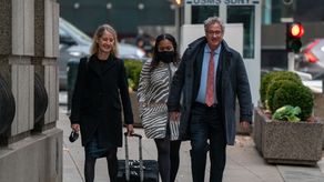 &nbsp;Laura A. Menninger (L) y Jeffrey S. Pagliuca (R), los abogados defensores de Ghislaine Maxwell.