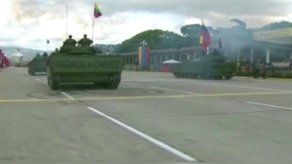 Militares venezolanos desfilan en Caracas para conmemorar la independencia