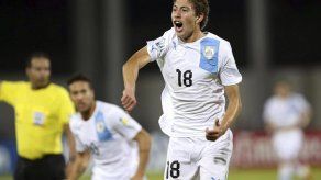 Uruguay remonta 2-1 a Italia y pasa a octavos como primero
