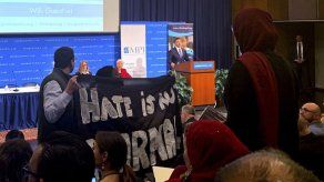 Manifestantes frustran ponencia de McAleenan sobre migración