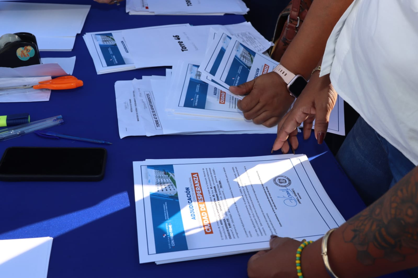 Más de 140 familias recibieron las llaves de sus apartamentos en Ciudad de Esperanza.