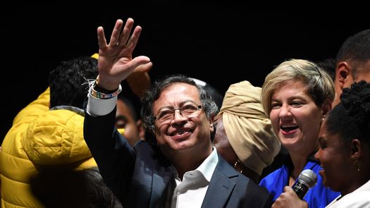 El recién elegido presidente colombiano Gustavo Petro celebra junto a su esposa Verónica Alcocer y su compañera de fórmula Francia Márquez.