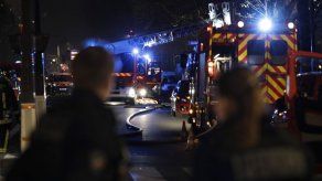 Violento incendio en edificio de viviendas en París