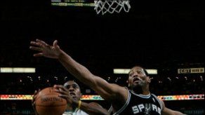 Hornets vencen a Spurs 101-82 y arrancan en el Oeste 1-0