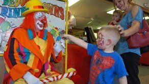 Payaso sigue arrancando sonrisas a los 95 años