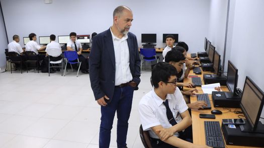 Los estudiantes profundizaron en el uso de Kiro, una plataforma avanzada de Amazon. Los estudiantes profundizaron en el uso de Kiro, una plataforma avanzada de Amazon.