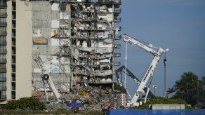 Suspenden labores de rescate en edificio derruido en Florida