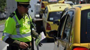 Piden a taxista colombiano devolver a casa pasajero fallecido en su vehículo
