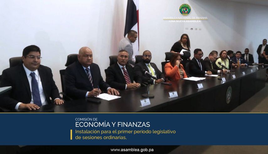 Diputados de la Comisión de Economía y Finanzas de la Asamblea Nacional son juramentados.
