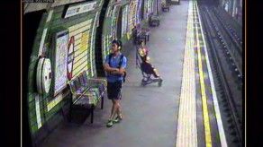 Bebé en coche cae sobre rieles del Metro de Londres