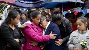 Pueblo mexicano entierra a sus muertos tras enfrentamientos