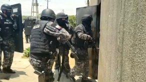 Policía de Ecuador asume control de una cárcel tras masacre de más de 100 presos
