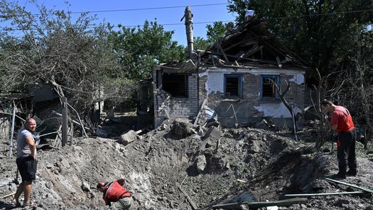 En Kramatorsk, capital de la provincia de Donetsk, la explosión dejó un gran cráter en un patio situado entre un hotel y edificios residenciales.