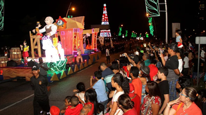 Desfile de Navidad 2023 en Villa Lucre.